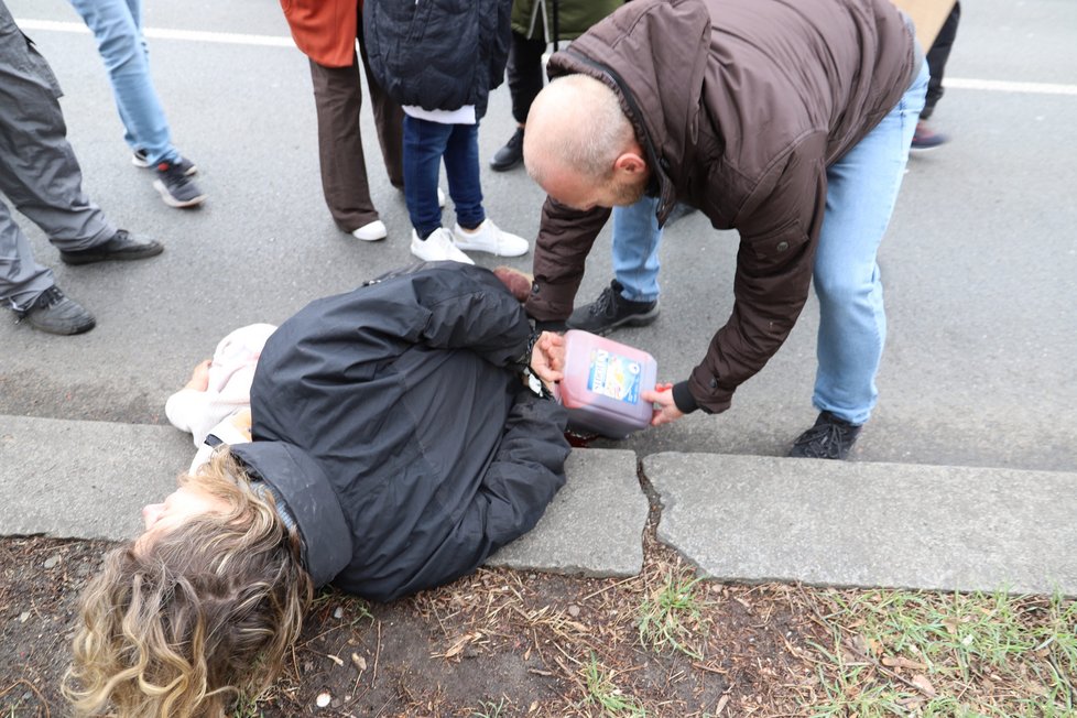 Před ruskou ambasádou ležela těla na připomínku masakru civilistů v Buči. (9. dubna 2022)