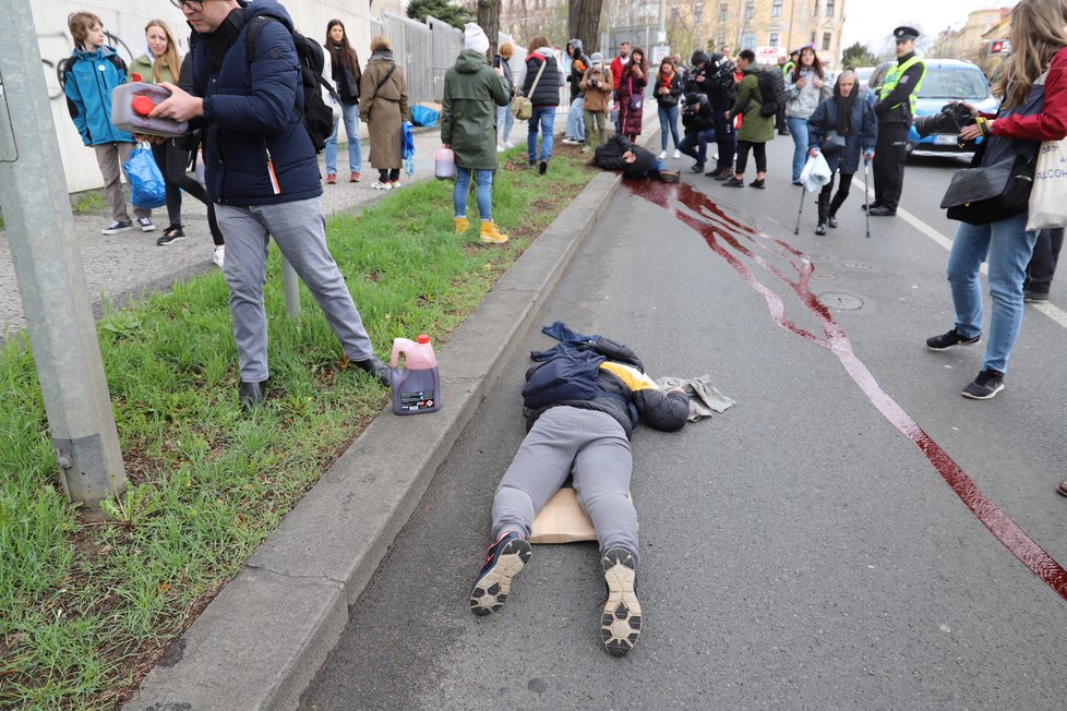 Před ruskou ambasádou ležela těla na připomínku masakru civilistů v Buči. (9. dubna 2022)