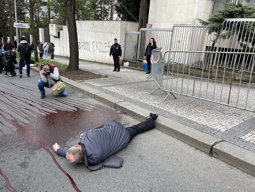 Před ruskou ambasádou ležela těla na připomínku masakru civilistů v Buči. (9. dubna 2022)