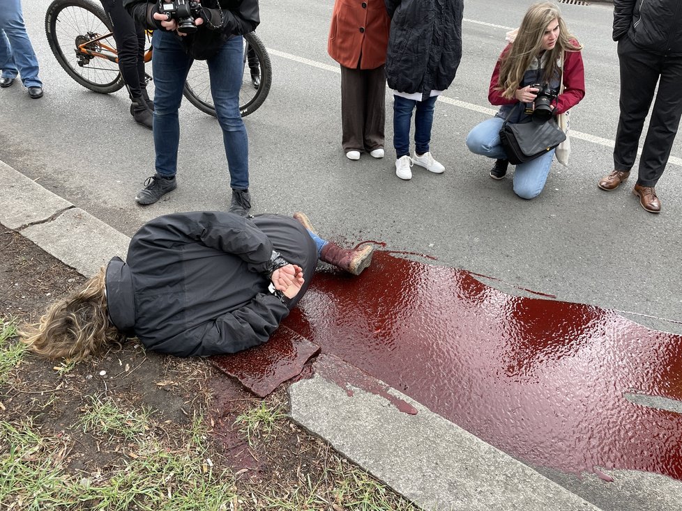 Před ruskou ambasádou ležela těla na připomínku masakru civilistů v Buči. (9. dubna 2022)