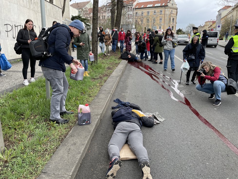 Před ruskou ambasádou ležela těla na připomínku masakru civilistů v Buči. (9. dubna 2022)