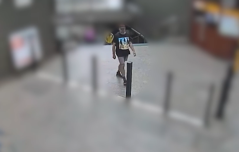 Loupež za bílého dne! Gauner srazil mladíka (22) pěstí k zemi a sebral mu telefon, poznáte ho?