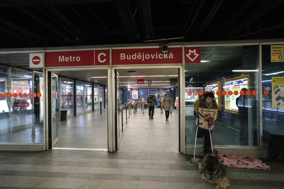 Jižní vstup do metra Budějovické byl uzavřený několik měsíců.