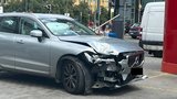 Kuriózní nehoda v Praze 4: Řidička nezvládla automat a nabourala tři auta. Škoda 800 tisíc!