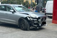 Kuriózní nehoda v Praze 4: Řidička nezvládla automat a nabourala tři auta. Škoda 800 tisíc!