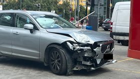 Kuriózní nehoda v Praze 4: Řidička nezvládla automat a nabourala tři auta. Škoda 800 tisíc!