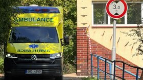 Ženu s podezřením na vysoce nakažlivou nemoc převezli z Hradce Králové do Fakultní nemocnice Bulovka.
