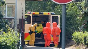 Ženu s podezřením na vysoce nakažlivou nemoc převezli z Hradce Králové do Fakultní nemocnice Bulovka.