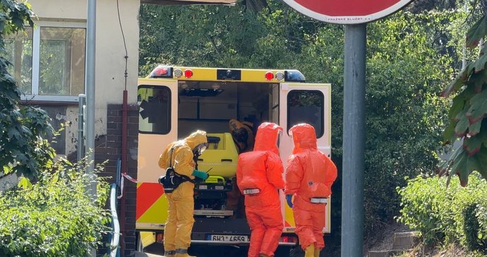 Ženu s podezřením na vysoce nakažlivou nemoc převezli z Hradce Králové do Fakultní nemocnice Bulovka.