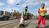 Mezi Palmovkou a Bulovkou nejezdily tramvaje: Po nehodě spadl sloup na troleje