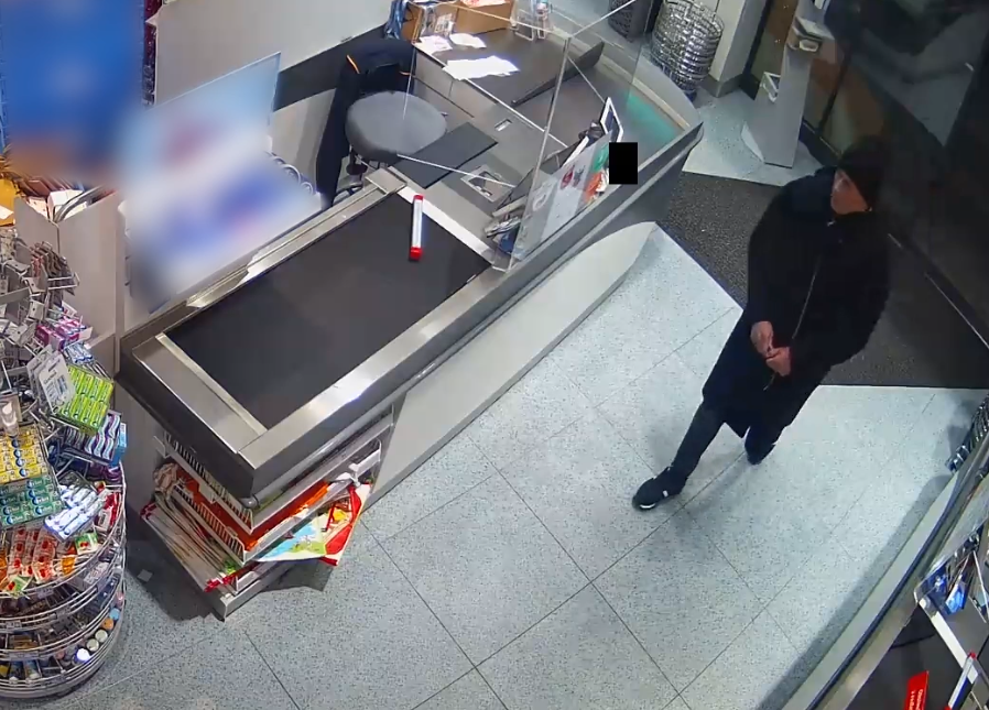 Zloděj v Kobylisích ukradl z pokladny v drogerii 30 tisíc. 