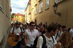 Stovky lidí zaplnily cestu mezi Lennonovou zdí a Střeleckým ostrovem. V čele s kapelou Zrní chtěli poukázat na to, že pouliční umělci do Prahy patří a neměli by být omezováni.