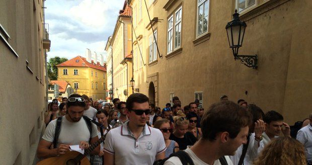 Za pouliční umění! Stovky lidí pochodovaly za busking: S kapelou Zrní v čele