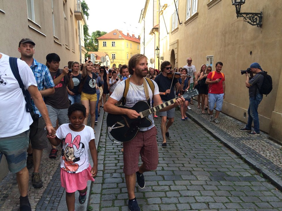 Místním vadí výskyt buskerů u Lennonovy zdi.