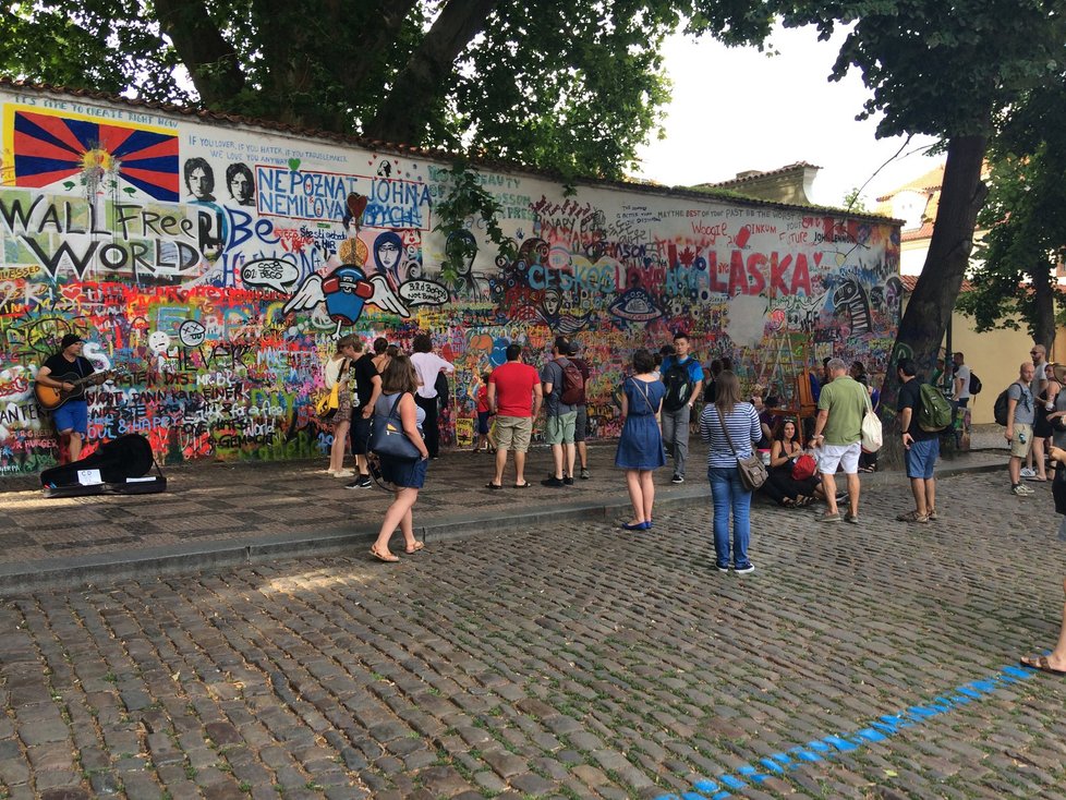 Místním vadí výskyt buskerů u Lennonovy zdi.