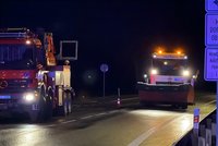 Komplikace na Pražském okruhu: Vyprošťují převrácený přívěs, policie odklání dopravu