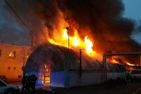 Obří požár v Čakovicích: Hořel autoservis! 10milionová škoda a dva zranění