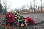 Pražští hasiči vyprostili v neděli 27. 12. chlapce z vypuštěného rybníka v Čakovicích.