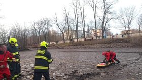 Drama v Čakovicích. Chlapeček uvízl v bahně vypuštěného rybníku, pomohli mu hasiči