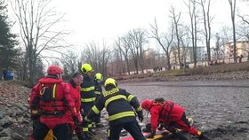 Pražští hasiči vyprostili v neděli 27. 12. chlapce z vypuštěného rybníka v Čakovicích.