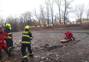 Pražští hasiči vyprostili v neděli 27. 12. chlapce z vypuštěného rybníka v Čakovicích.