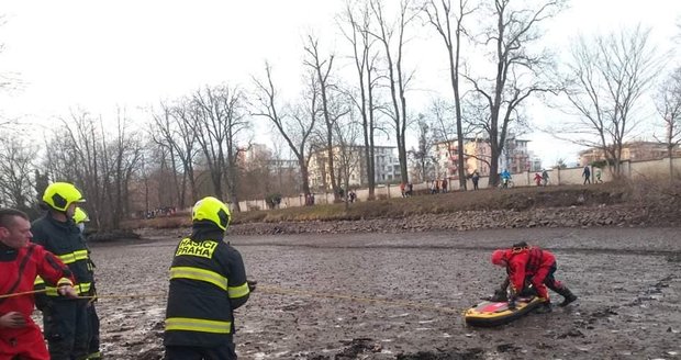 Drama v Čakovicích. Chlapeček uvízl v bahně vypuštěného rybníku, pomohli mu hasiči