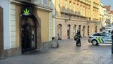Žhář zapálil obchod s konopím v centru Prahy! Policie jej dopadla, útoků bylo v poslední době víc