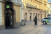 Žhář zapálil obchod s konopím v centru Prahy! Policie jej dopadla, útoků bylo v poslední době víc