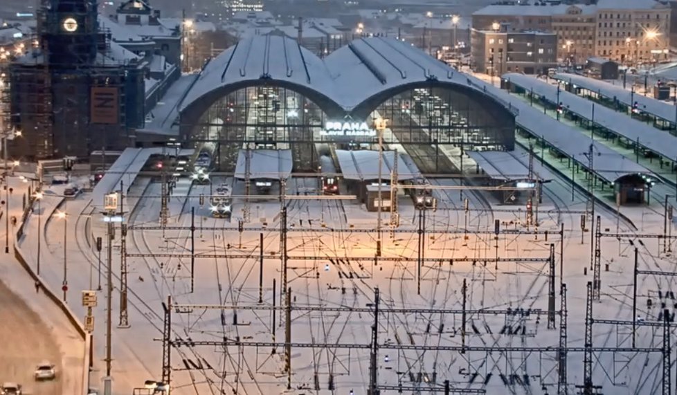 Časosběr: Takhle Praha zapadala sněhem, 8. února 2021.