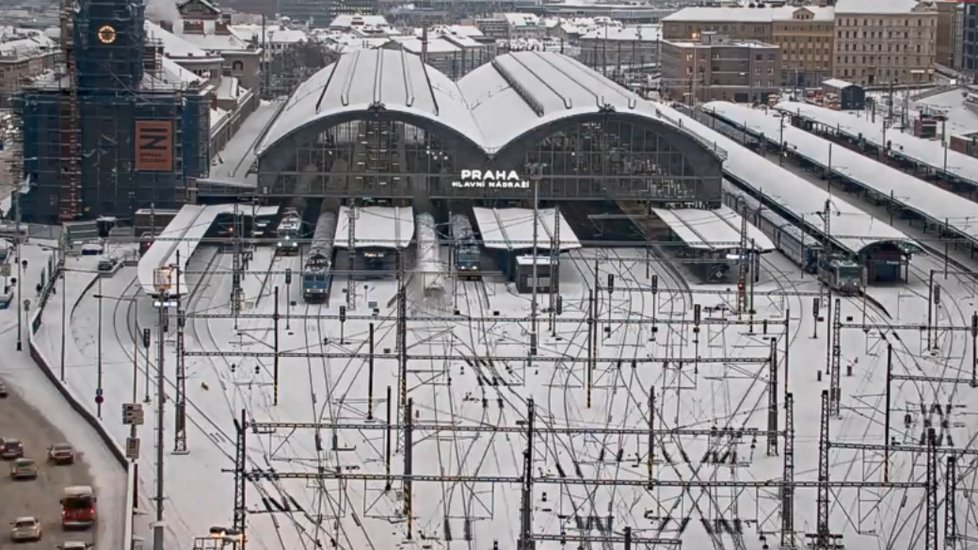 Časosběr: Takhle Praha zapadala sněhem, 8. února 2021.