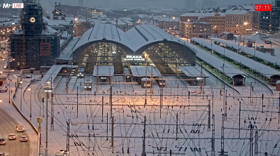 Časosběr: Takhle Praha zapadala sněhem, 8. února 2021.