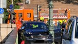Neštěstí na Čechově mostě v Praze: Řidička na chodníku srazila dva chodce! Muž je v umělém spánku