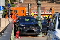 Neštěstí na Čechově mostě v Praze: Řidička na chodníku srazila dva chodce! Muž je v umělém spánku