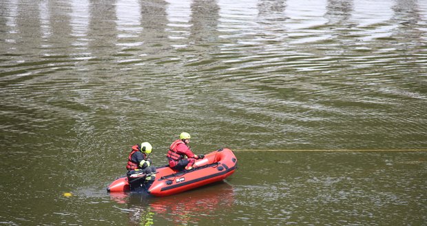 Dva potápěči se zasekli v zatopeném dole: Třetí jim šel na pomoc, už se nevynořil