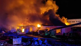 V Čelákovicích hořela hala se dřevem: Zasahovalo přes sto hasičů, škoda dva miliony