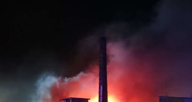 Požár haly v Čelákovicích (13. března 2023)