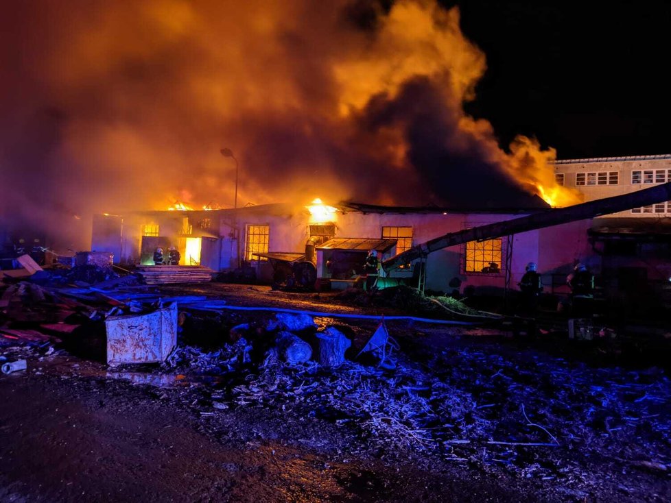 Požár haly v Čelákovicích. (13. března 2023)