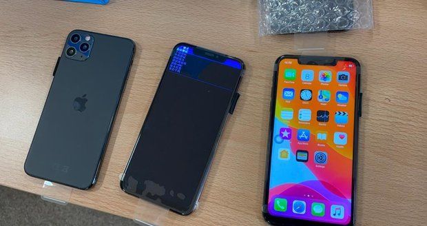 Celníci zabavili padělky mobilních telefonů.