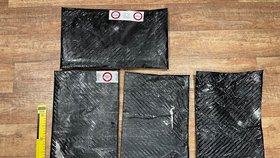 Cizinka (53) pašovala tři kila kokainu! Celníci na pražském letišti odhalili dvojité dno kufru