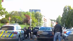 VIDEO: Opilá žena (30) sedla za volant a byla k nezastavení. Nakonec bourala do vozu policisty