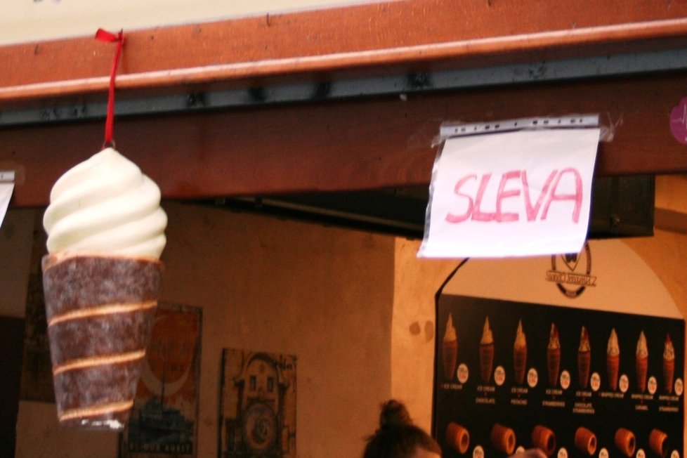 Centrum Prahy se potýká s nedostatkem turistů. Zavírají se obchody, restaurace i bary.