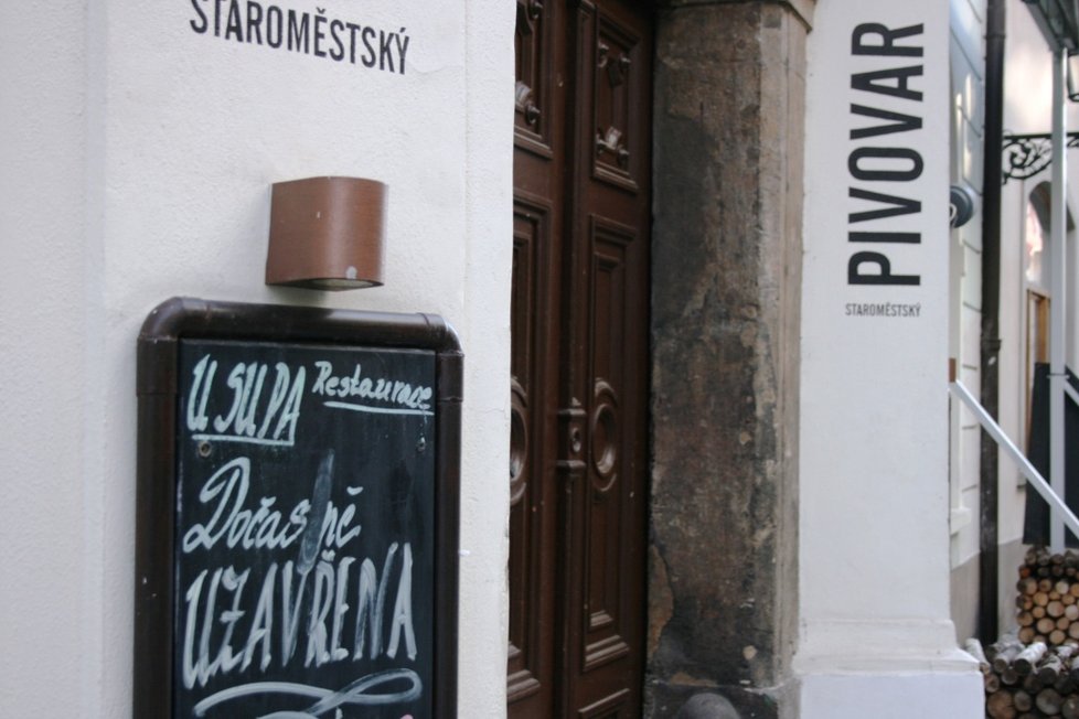 Centrum Prahy se potýká s nedostatkem turistů. Zavírají se obchody, restaurace i bary.