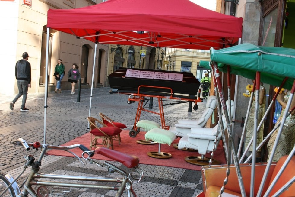 Centrum Prahy se potýká s nedostatkem turistů. Zavírají se obchody, restaurace i bary.