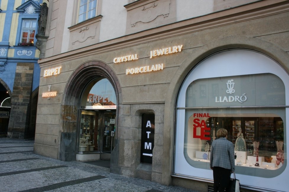 Centrum Prahy se potýká s nedostatkem turistů. Zavírají se obchody, restaurace i bary.