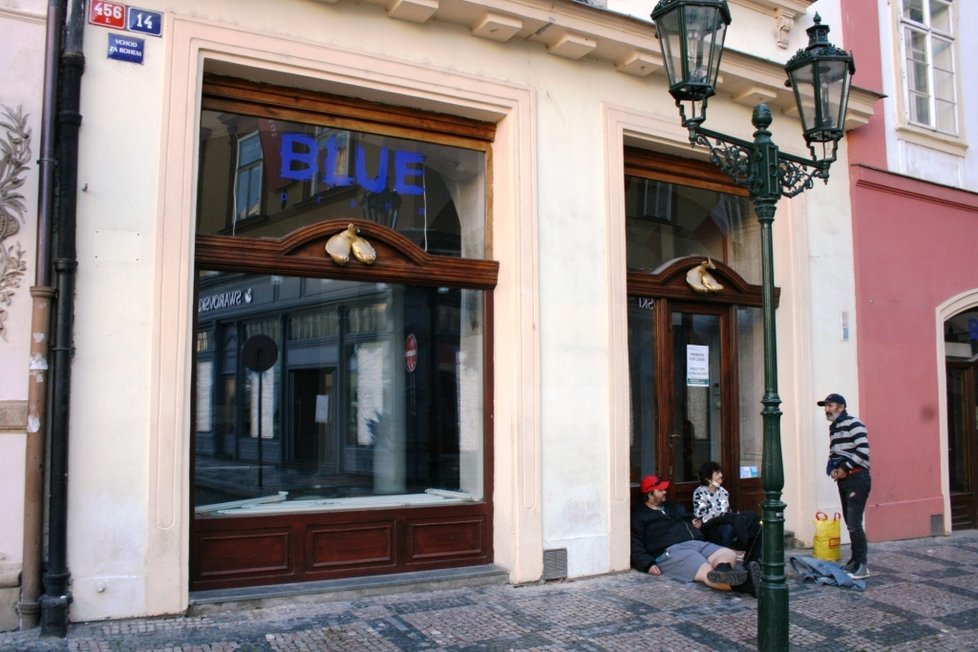 Centrum Prahy se potýká s nedostatkem turistů. Zavírají se obchody, restaurace i bary.