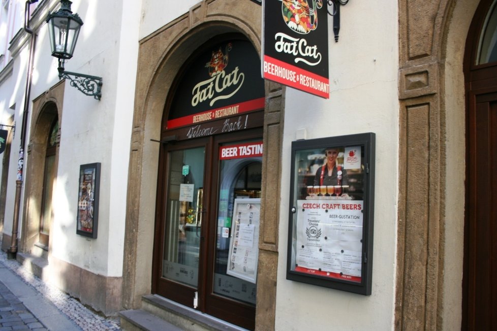 Centrum Prahy se potýká s nedostatkem turistů. Zavírají se obchody, restaurace i bary.