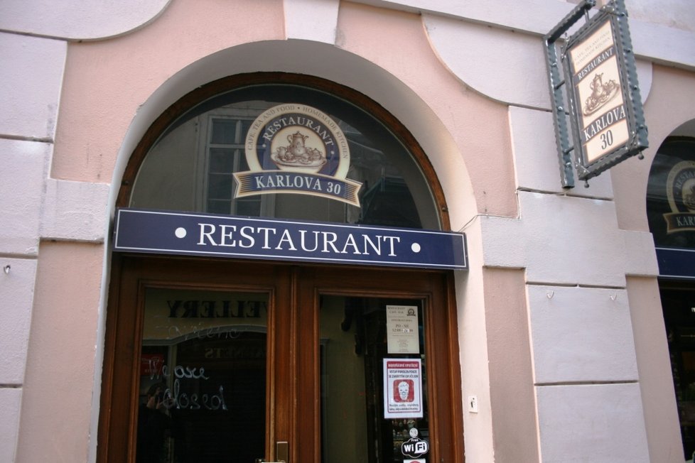 Centrum Prahy se potýká s nedostatkem turistů. Zavírají se obchody, restaurace i bary.