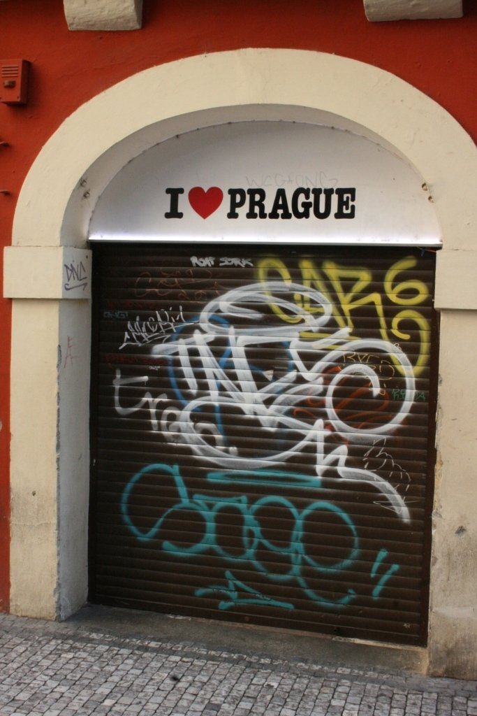 Centrum Prahy se potýká s nedostatkem turistů. Zavírají se obchody, restaurace i bary.