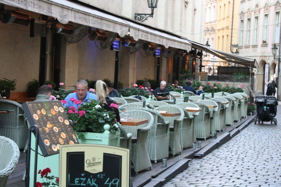 Zahrádky restaurací mají otevřít opět od 17. května