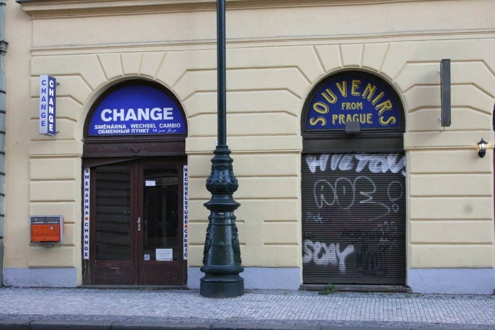 Centrum Prahy se potýká s nedostatkem turistů. Zavírají se obchody, restaurace i bary.